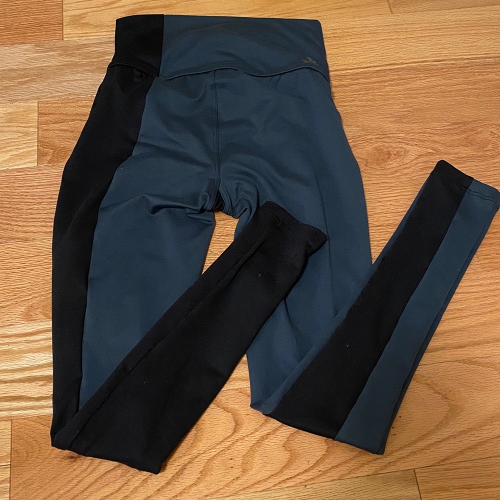 Both dark blue and black legging